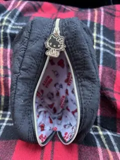 ハローキティー　ポーチ　リボンキルト　黒ポーチ