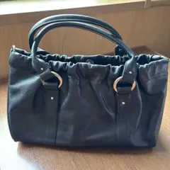 ブラック ギャザー付きハンドバッグ