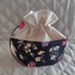 花柄の立体型巾着袋（黒地）
