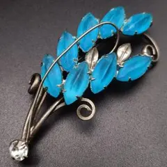 青い葉デザインの金属製ブローチ