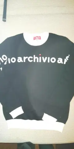 ロゴ入り黒長袖セーター