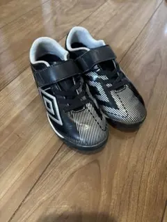 期間限定値下げ！キッズumbro サッカーシューズ ブラック/ホワイト