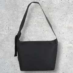 SHEIN ユニセックス　大容量　ショルダーバッグ　黒のサムネイル