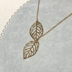 ゴールドカラーリーフプレートチャーム葉っぱモチーフY字ネックレス