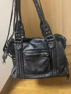 黒い合成皮革ショルダーバッグ