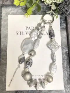 ハンドメイド　ビーズ　ストラップ　バッグチャーム《おまけ付》　グレー