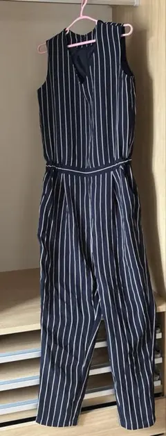 購入はお早めに‼️GU ストライぷジャンプスーツノースリーブジャンプスーツ