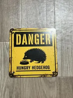 【手作】DANGER HUNGRY HEDGEHOG ブリキ風看板