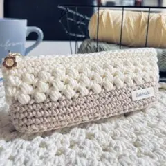 チャームつきペンケース　ベージュ　ハンドメイド　編み物　かぎ針　コットン糸　筆箱