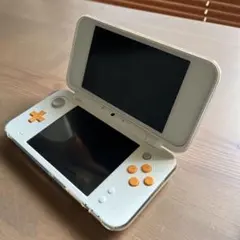 【ほぼ未使用】New ニンテンドー 2DS LL ホワイト×オレンジ ソフト付