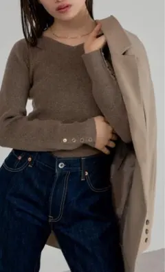 ボンジュールサガン【骨格ストレート向け】袖ボタンVネックニット　モカ　M○10