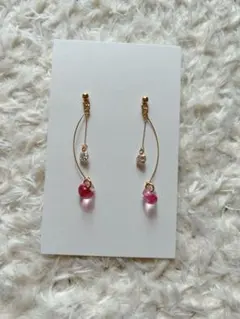 チェリーピンクの揺れるハンドメイドメイドピアス(金具変更可能)