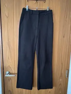 黒のスラックス フロントポケット付き