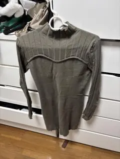 オリーブグリーンタートルネックニット