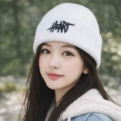 ニット帽　白色　リブ編み　カジュアル　刺繍ロゴ　 ビーニー　フリーサイズ