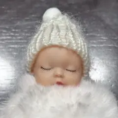 ニット帽 赤ちゃん キーホルダー スリーピングベイビー 白 フワフワチャーム