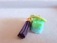 タッセル付きウミムシ型チャーム