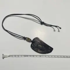 ウッド調 ペンダントネックレス 彫刻モチーフ 紐タイプ 定規付き