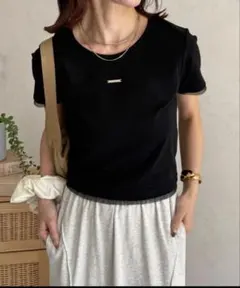 Thevon チャーム付きコンパクトTシャツのサムネイル