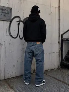 Levi's ダークブルー ストレートジーンズ