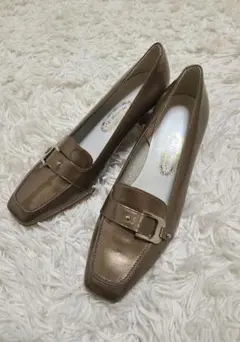 【新品】銀座ヨシノヤ　ブラウン パンプス バックル付き