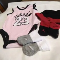 Jordan ベビー用ロンパースと帽子靴下セット