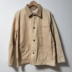 ベージュのコーデュロイ襟ジャケット