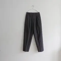 定価60,500円　ATON Tapered Tucked Pants