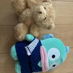 クマとハンギョドンのぬいぐるみ