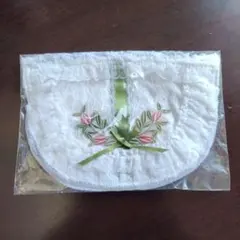 刺繍入りホワイトポーチ 半月型