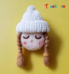 【白いニット帽】三つ編みをした女の子★羊毛フェルトブローチ★ハンドメイド