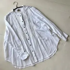 刺繍入り　ホワイト　長袖シャツのサムネイル