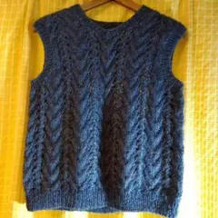 お値下げ　ダークブルー 編み込み模様 　手編みベスト　レディース