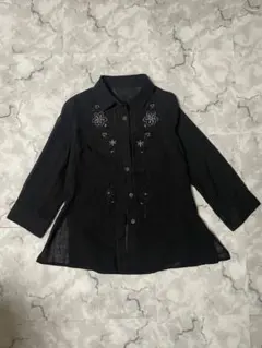 黒い刺繍入り五分袖シャツ