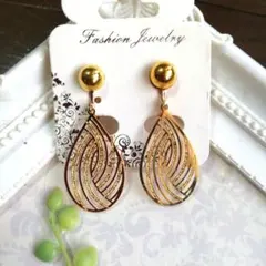 ゴールドメタル製ティアドロップピアス/イヤリング(ハンドメイド)