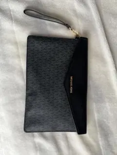 送料込み　マイケルコース　クラッチバッグ　新品未使用　ストラップ付き