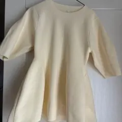 クリーム色リブ編みフレア半袖トップス