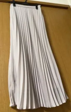 ユニクロ 薄いグレー プリーツスカート