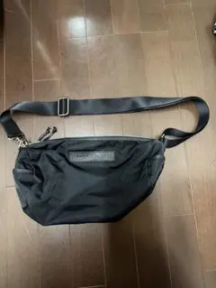 TOMMY HILFIGER ブラックショルダーバッグ