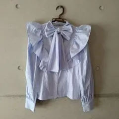 【ナイスクラップ/未着用】　フリル付きボウタイブラウス 水色ストライプ