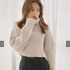 【新品未使用】タートルネッククロップド丈ニットトップスオフベージュmb1395