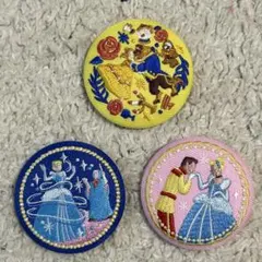 新品 未使用》刺繍缶バッチ　ディズニー　ベル　シンデレラ　美女と野獣