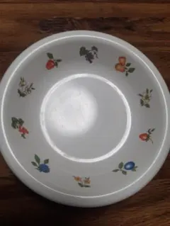 未使用　白いプラスチックのお皿　周りに果物や花柄付き