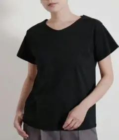 最終価格　新品未使用タグ付き　enamu　VネックTシャツのサムネイル