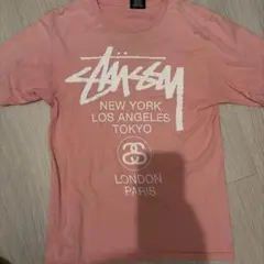 Stüssy ワールドツアー Tシャツ ピンク Sサイズのサムネイル