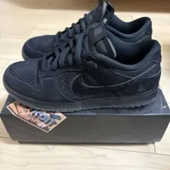 NIKE × UNDEFEATED コラボ　DUNK LOWスニーカーのサムネイル