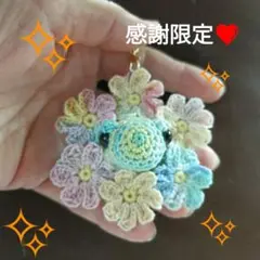 コスモスいっぱいカエルさん❤編みぐるみストラップ！ハンドメイド！感謝限定❤