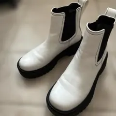 白ショートブーツのサムネイル