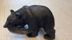 木製 クマの彫刻 鮭を咥えたデザイン