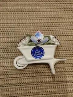 Royal Doulton 陶器製 手押し車 置物 花のサムネイル